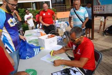 Alberto Rdríguez e Isabel Navarro triunfan en la XVII Travesía a Nado de Salinetas (Foto TA)